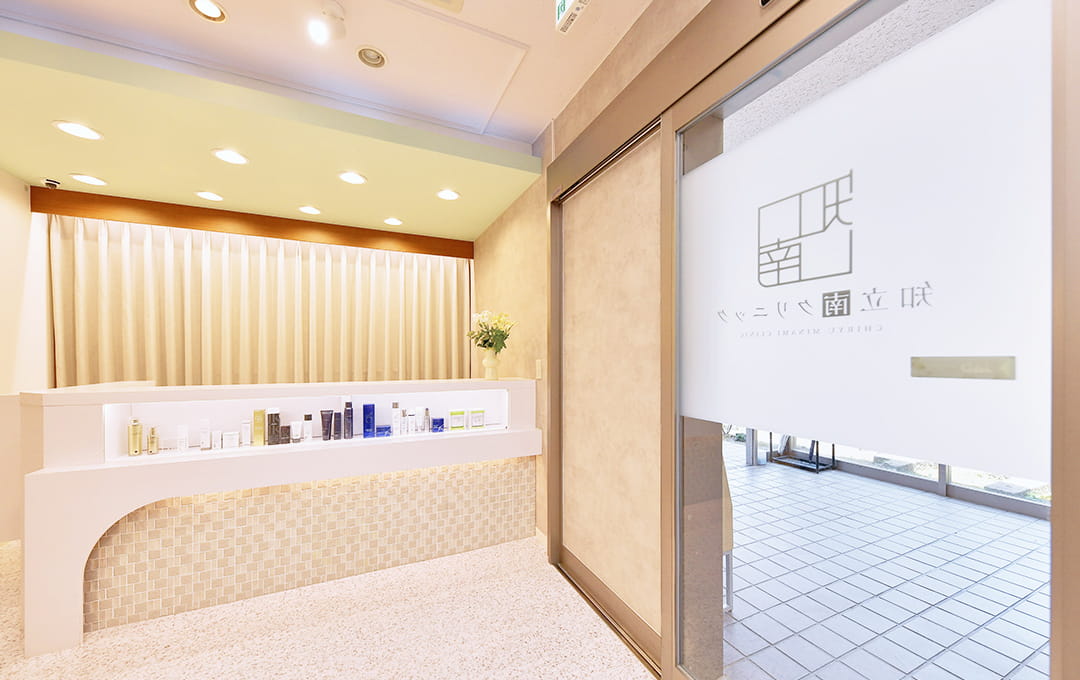 受付・ご案内 「こんにちは」の笑顔から。美容専用エリアでの、落ち着いたお出迎え。