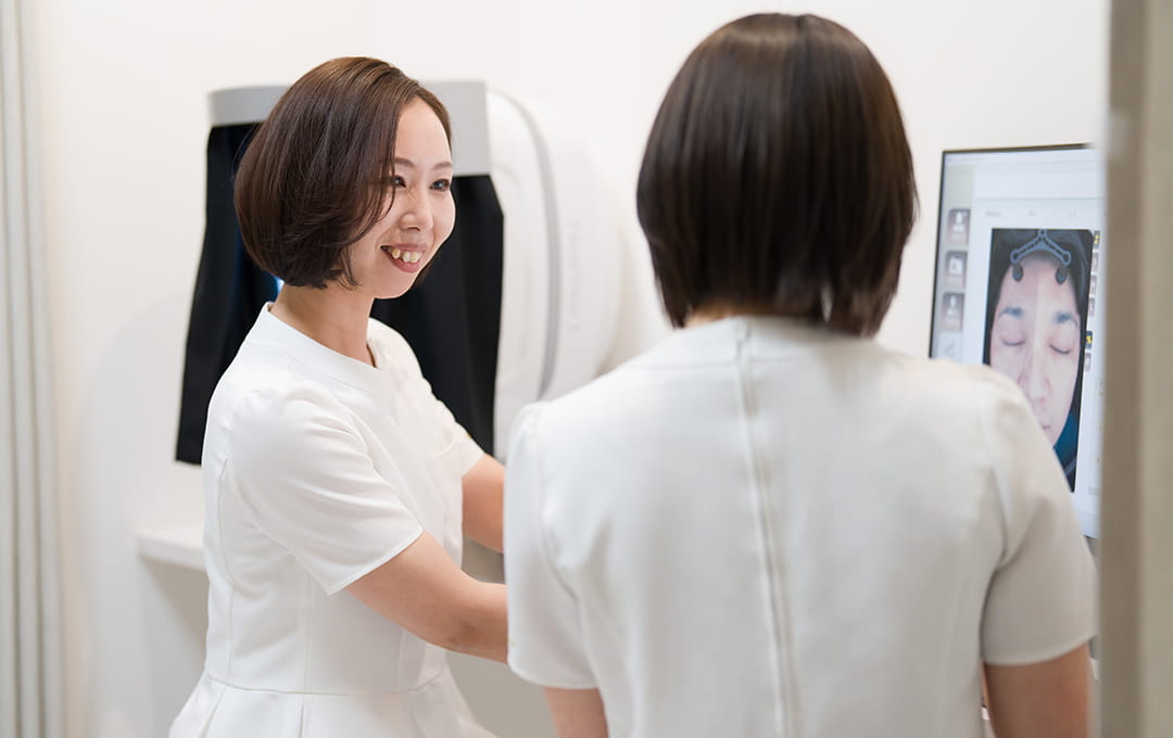 事務・会計(DX活用) 事務作業を減らし、目の前の患者さまとの会話を大切に。