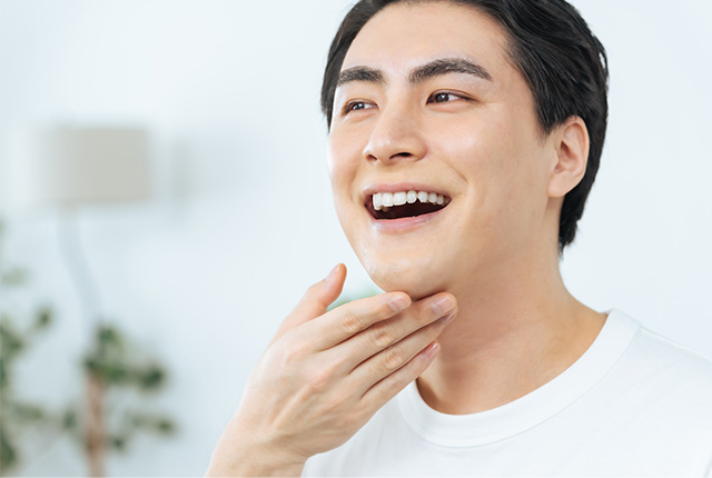 髭が少なくなってることを確認している男性