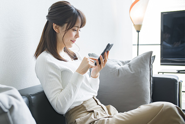 スマートフォンを操作している女性